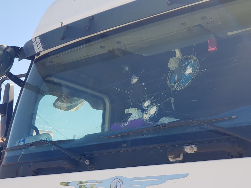 Mermiler bir aracın camı da isabet etti